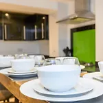 Headingley Hub - 8-bedroom For Large Groups - Pass The Keys Vakantiehuis *