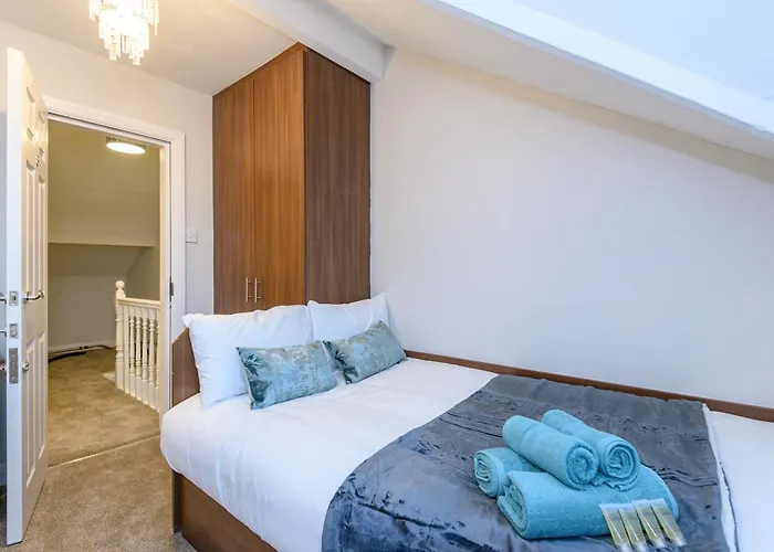 Будинок відпочинку Headingley Hub - 8-bedroom For Large Groups - Pass The Keys Лідс