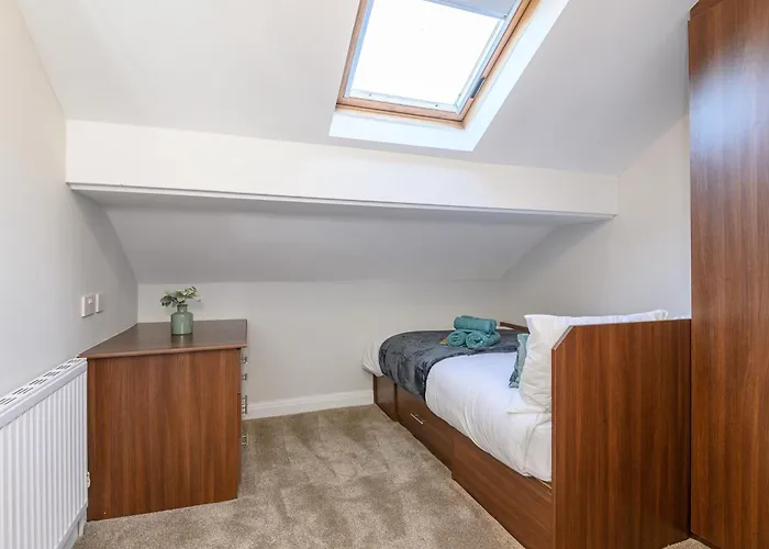 Будинок відпочинку Headingley Hub - 8-bedroom For Large Groups - Pass The Keys Лідс