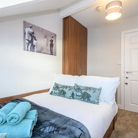 Dom wakacyjny Headingley Hub - 8-bedroom For Large Groups - Pass The Keys